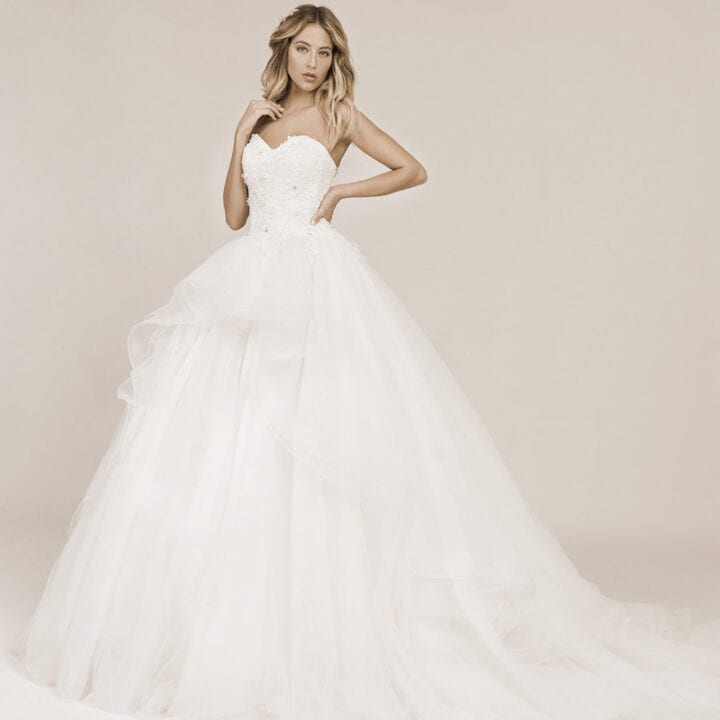 Model auf dem Bild trägt ein Prinzessinen Hochzeitskleid mit mehrlagigem Tüllrock