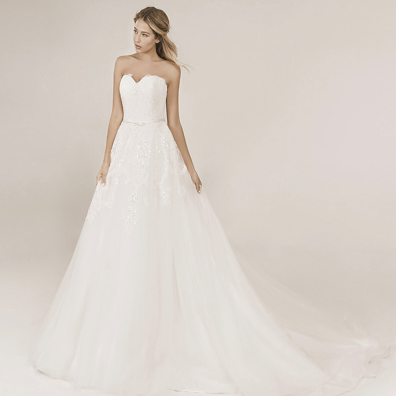 Model trägt ein klassisches A-Linie Brautkleid mit Spitze und Pailletten