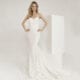 Model trägt ein enges Spitzen Hochzeitskleid in 3D-Optik