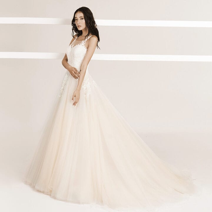Model trägt ein A-Linie Brautkleid mit Spitzenverzierungen