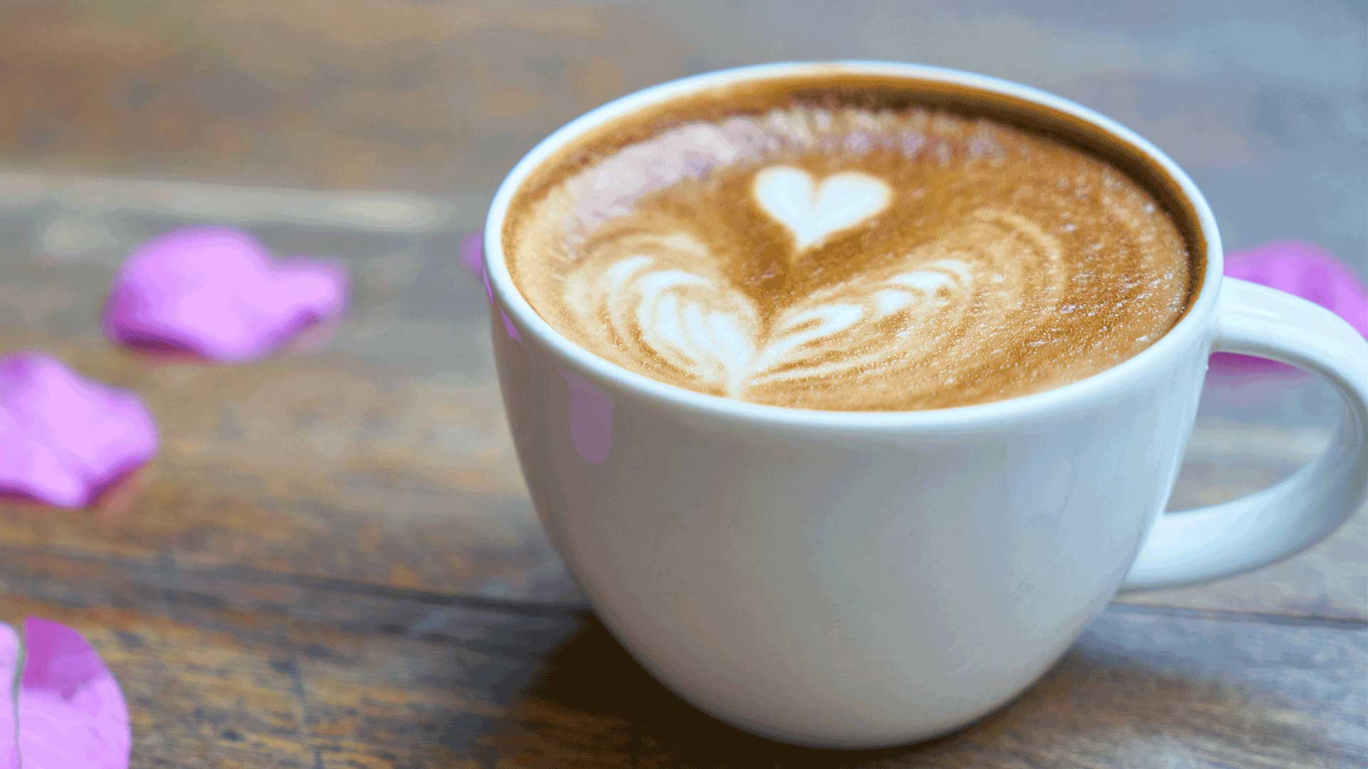 Tasse Kaffee mit Herz zu sehen auf dem Foto